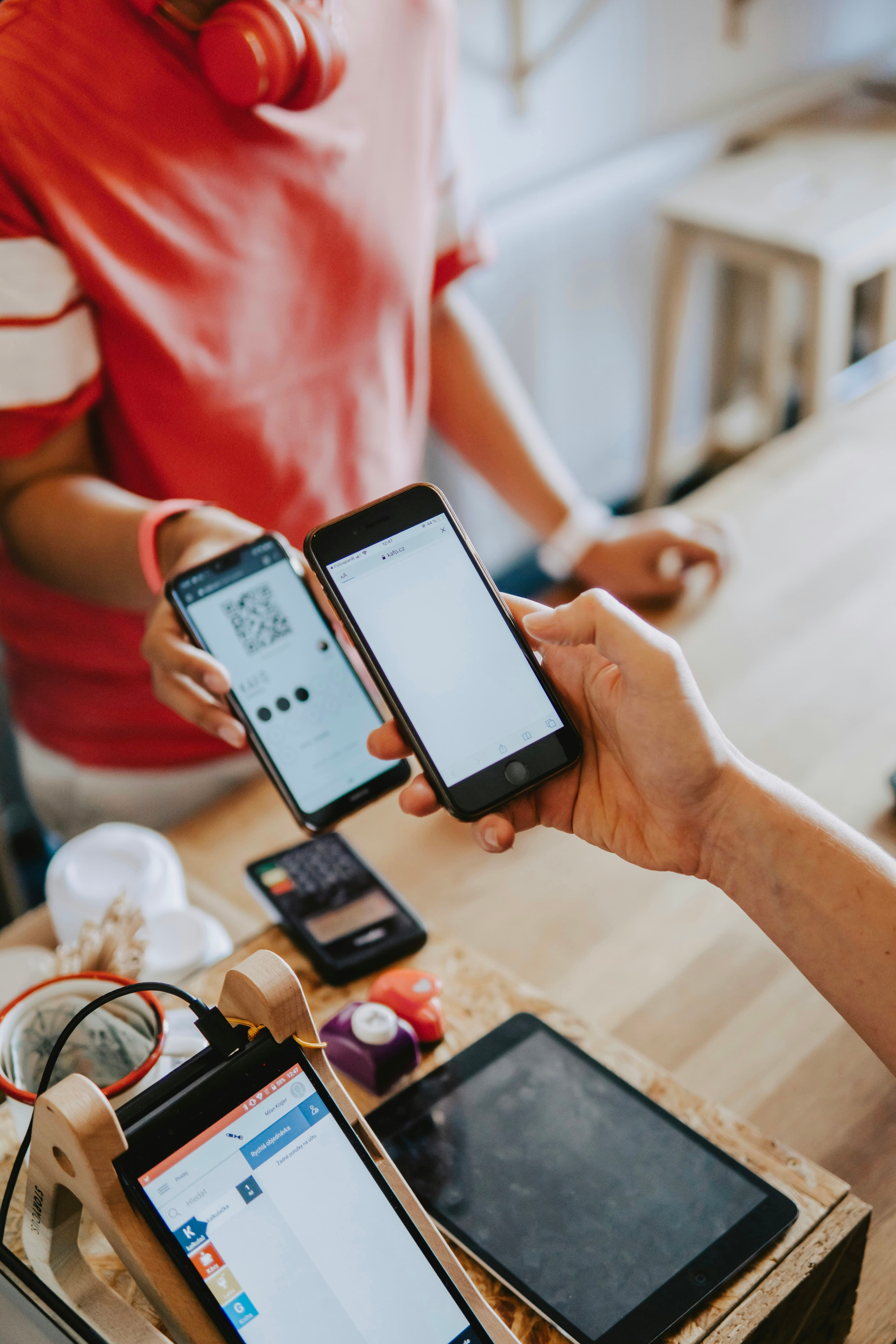 Don par QR code entre deux smartphones au comptoir d'un commerce