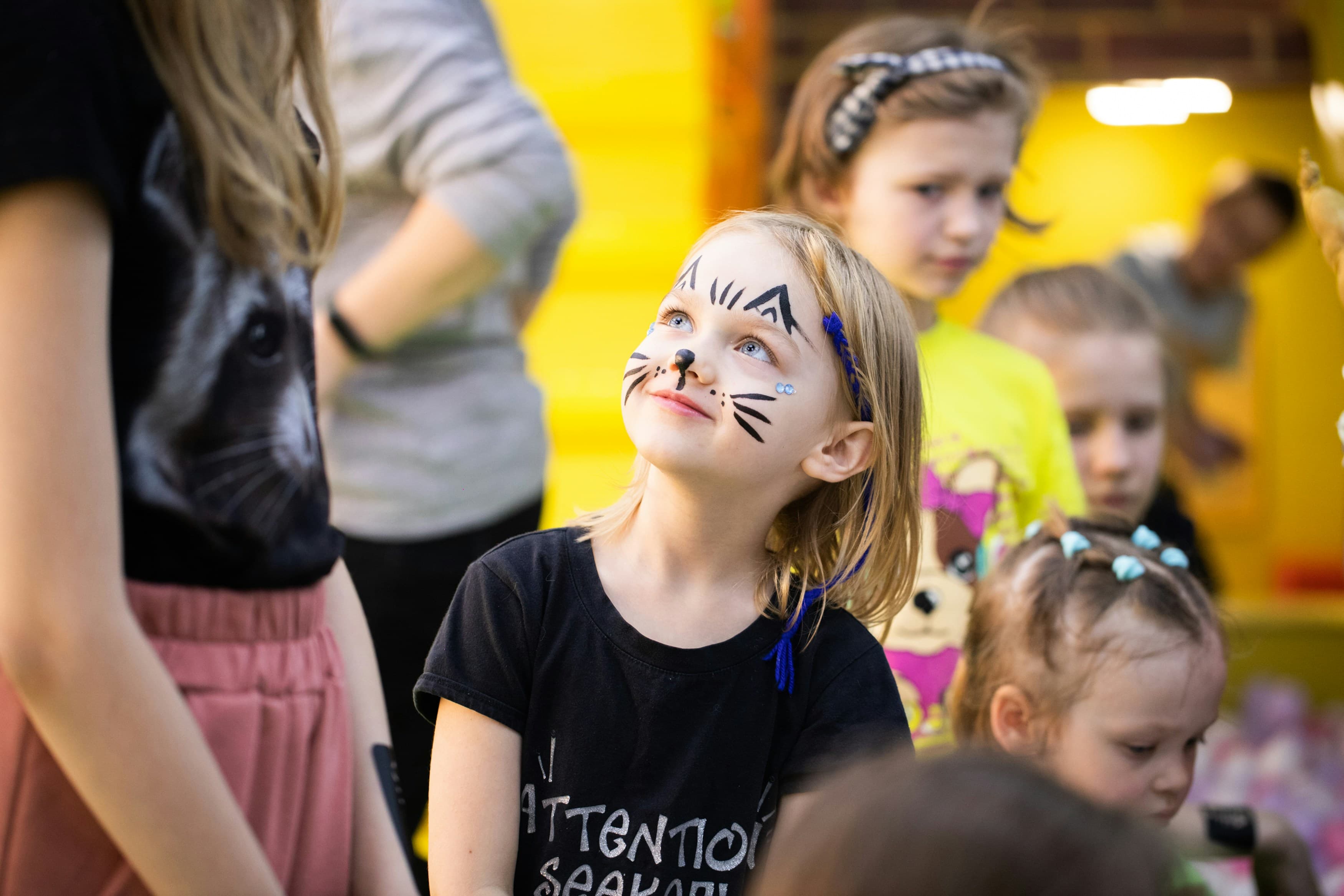 Enfants avec maquillage de fête lors d'une kermesse d'école en plein air